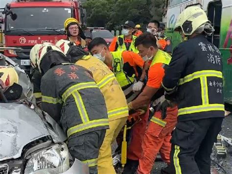 快訊國3雲林斗六遊覽車驚悚車禍 母子車尾窗噴出雙雙慘死 中天新聞網