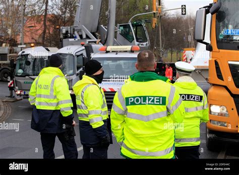 An Der B In G Rlitz Ist Ein Transporter Mit Einer Tonnen