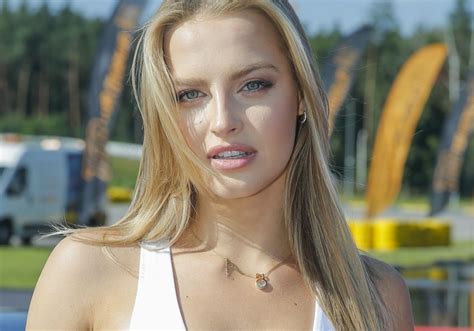 Wypoczywa A Przy Basenie Pisarek Zrezygnowa A Z Tradycyjnego Bikini