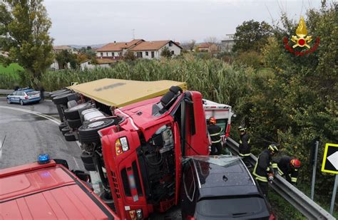 Incidente Ad Ancona Ambulanza Travolta Da Un Tir Morti Autista E