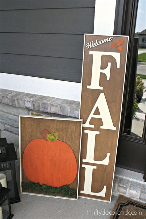 DIY these super cute fall signs with a full tutorial @ThriftyDecorChick ...