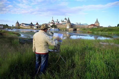 El Artista Pinta Un Cuadro Del Monasterio Solovetsky En La Naturaleza