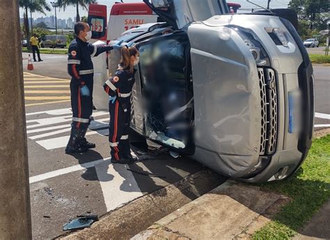 Acidente Carro Tombado Depois De Colis O No Parque Faber I S O