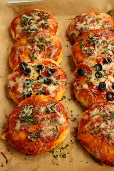 Easy Mini Pizzas | Small Town Woman