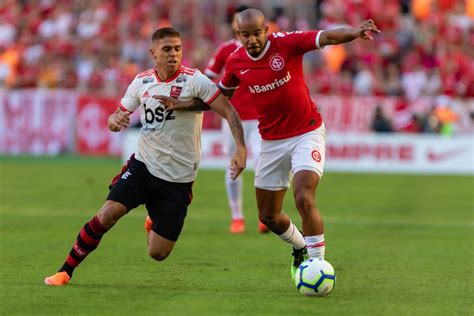 Em enquete torcedores pedem Cuéllar como titular do Flamengo contra o