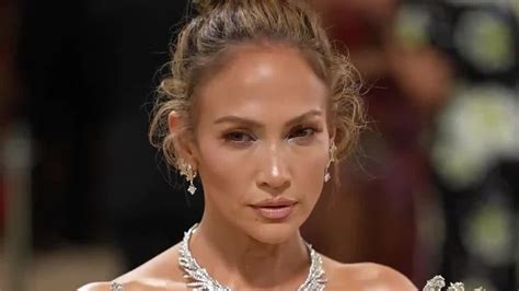 Ver Jennifer Lopez Todas Las Claves De Su Look En La Met Gala Vogue España