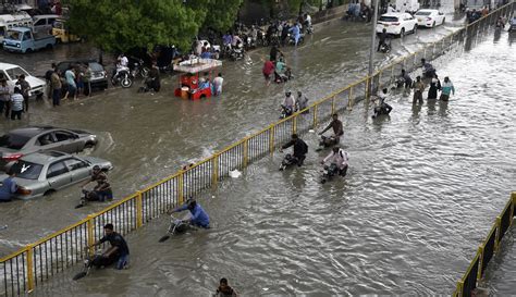 FOTO Banjir Rendam Karachi Usai Diguyur Hujan Deras Foto Liputan6