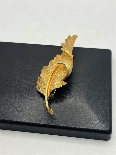 Coro Pegasus Signed Textured Gold Tone Leaf Brooch Pin Gem