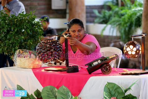 Artesanías de cuero y bambú una opción diferente para regalar en esta