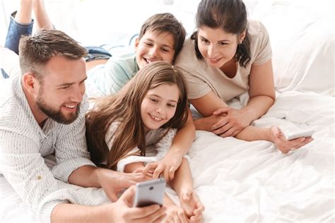 Familia Feliz Con Dos Ni Os Riendo Y Tomando Selfie En El Tel Fono