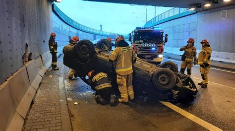 Warszawa S S Wypadek W Tunelu Dachowa Lanosem Po Uderzeniu W