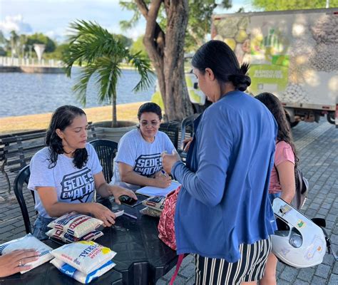 Campanha Diversão Solidária troca alimentos por ingressos do parque de