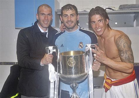 Zidane Pose Avec La Coupe Coupe Du Roi Bar A Real Avr