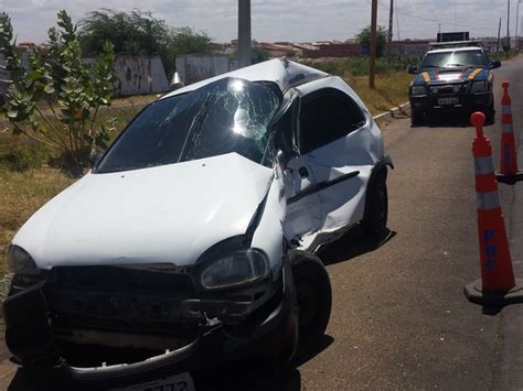 G1 Carro cruza Av Sete de Setembro e bate em caminhão em Petrolina