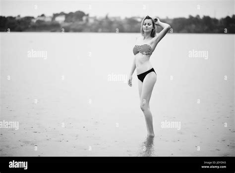 Portrait d un beau modèle de bikini et permanent de poser dans l eau Photo en noir et blanc