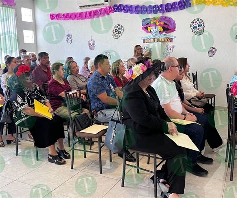 Docentes ponen altar de muertos en memoria de compañeros difuntos El