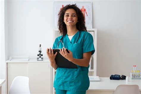 Imágenes de Enfermera Latina Trabajando Descarga gratuita en Freepik