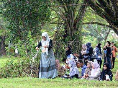 Peringatan Tsunami Di Kuburan Massal Aceh Besar Antara Foto