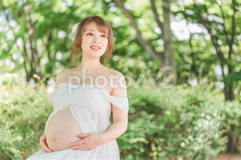 マタニティフォトの撮影をする妊婦の女性 No 24786022｜写真素材なら「写真ac」無料（フリー）ダウンロードok