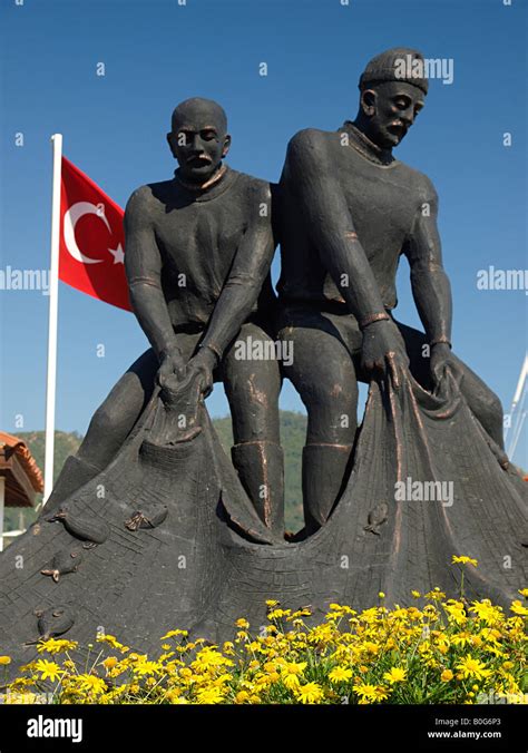 Statue Von Zwei Fischern Schleppen Netze Mit T Rkischer Flagge Hinter