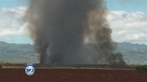 Firefighters Battle Large Waipahu Brush Fire Youtube