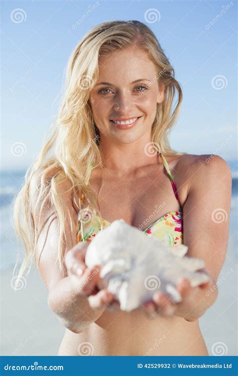 Bionda Graziosa In Conca Della Tenuta Del Bikini Sulla Spiaggia