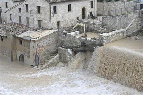 Zware Overstromingen In Italië Kosten Het Leven Aan Meer Dan 10