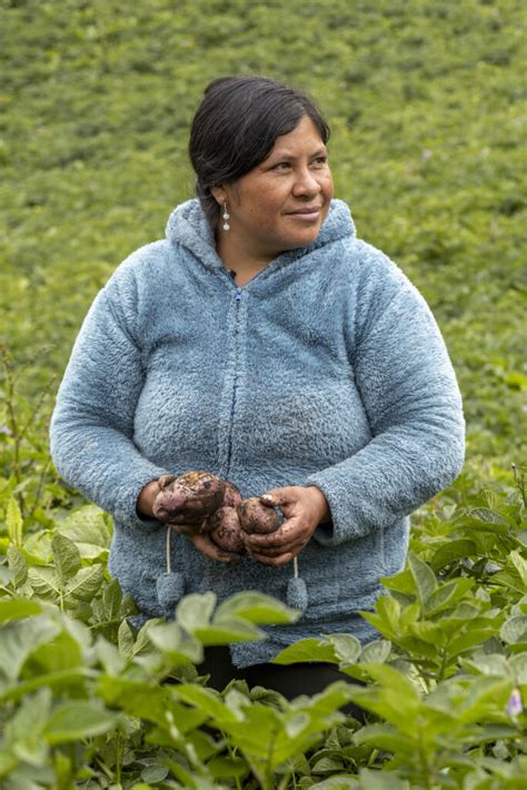 Ella Alimenta Al Mundo CARE Colombia