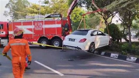 Diduga Mengantuk Mobil Mercedes Masuk Ke Taman Pelangi Surabaya