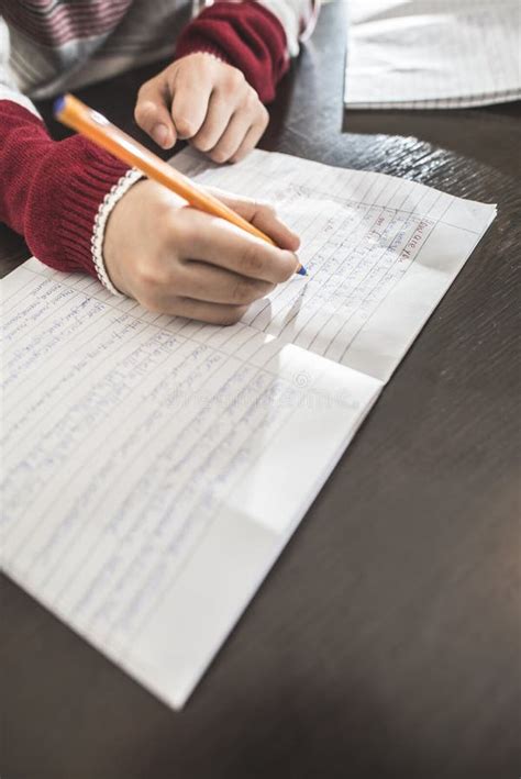 El Niño Escribe En Un Cuaderno Imagen de archivo Imagen de carta