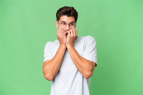 Hombre guapo caucásico joven sobre fondo aislado nervioso y asustado