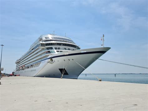 La nave da crociera Viking Sky è approdata a Chioggia allIsola dei