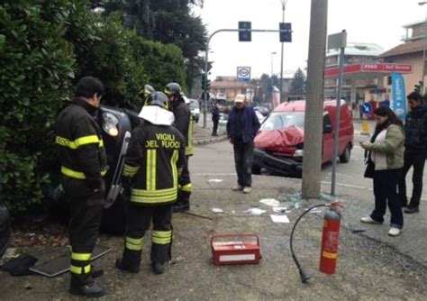 Si Ribalta Con L Auto In Viale Lombardia VareseNews Foto