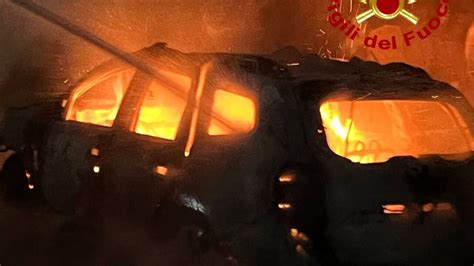 Ennesimo Incendio D Auto E Le Fiamme Raggiungono Anche Un Altra Vettura