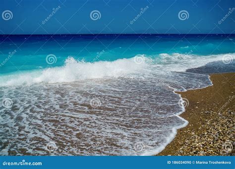 Espumas De Olas De Olas De Mar Tranquilas En La Playa Del Mar Egeo