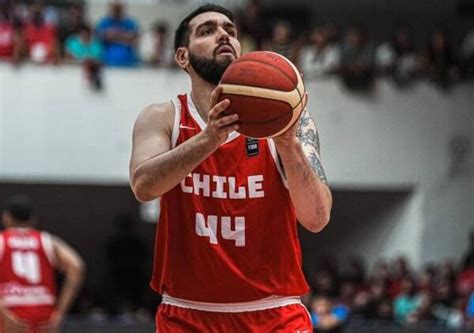 Manny Suárez y la Roja del basquetbol Vamos a un buen futuro