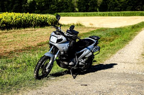 Bezgenriet PKW Fahrerin übersieht beim Abbiegen Motorrad