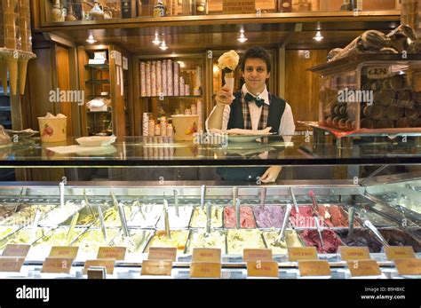 Italie Rome Gelateria Giolitti, vendeurs de glace sélection ...