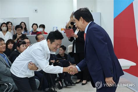 김태우 전 구청장 선거사무소 개소식 참석한 김성태 전 의원 연합뉴스