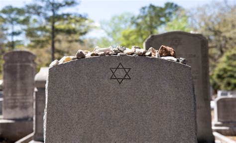 A Doula’s Guide to Jewish Rituals at End of Life