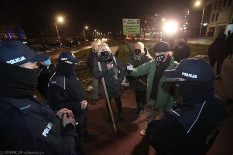 Protest Strajku Kobiet Pod Biurem Ziobry W Kielcach Policjant Szarpa