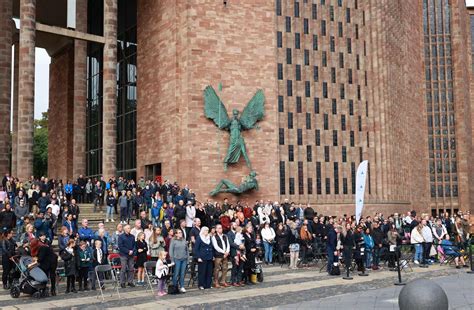 Crowds gather in Coventry for the Queen's funeral - in pictures ...