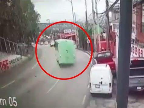 VIDEO Camión de pasajeros se accidenta sobre la México Cuernavaca hay