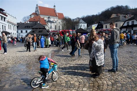 Widowiskowy Migus Dyngus Na Rynku W Kazimierzu Dolnym Stra Acy