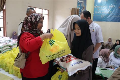 Dibantu Kemensos Korban Banjir Dan Tanah Longsor Di Bandung Barat