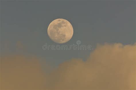 Ciel De Pleine Lune En Journée Photo stock Image du lumière jour