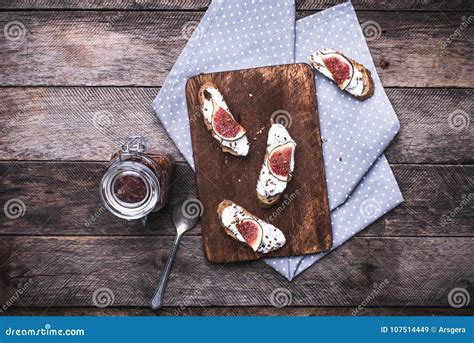 Bruschetta Queijo Creme E Figos Na Placa De Desbastamento No Rusti