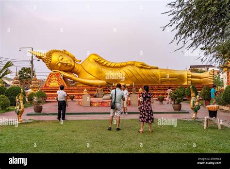 Riesiger Liegender Buddha Am Tempel Wat That Luang Neua In Der