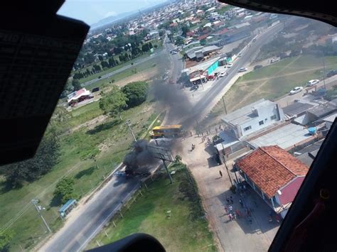 G1 Manifestantes Ateiam Fogo Em Pneus E Bloqueiam SC 406 Em