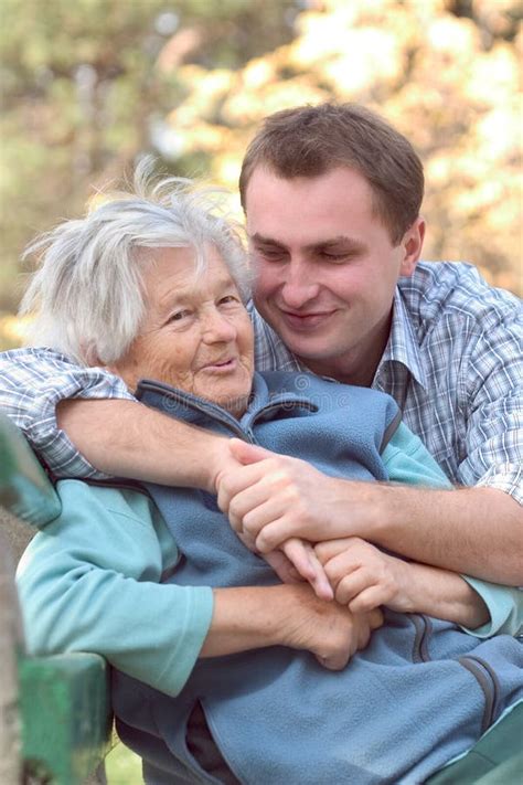 Vieille Dame Et Jeune Homme Photo Stock Image Du Brunette Vieillissement
